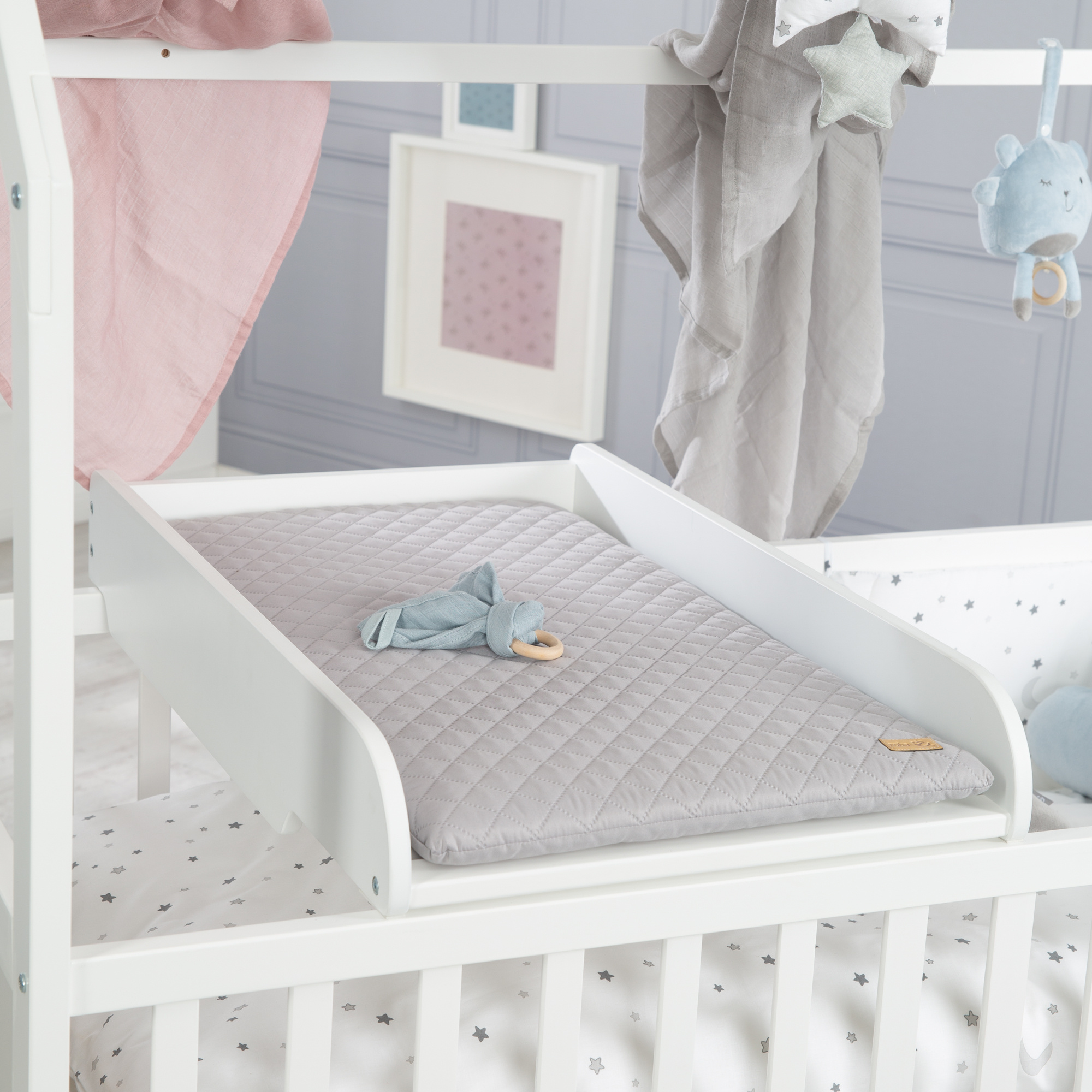 Piano cambio con cuscino bianco per lavatrice e letto  - roba - ROBA GMBH